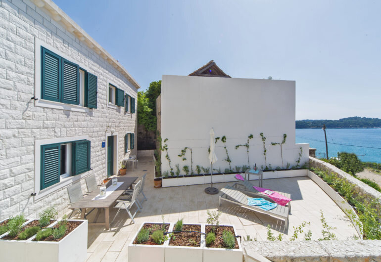 Villa Queen – Exterior & Terrace